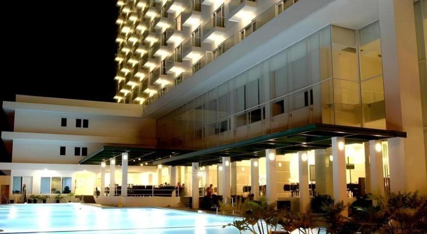 Sintesa Peninsula Hotel Manado Exterior foto